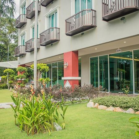 Qlassic Hotel Sepang Exterior photo