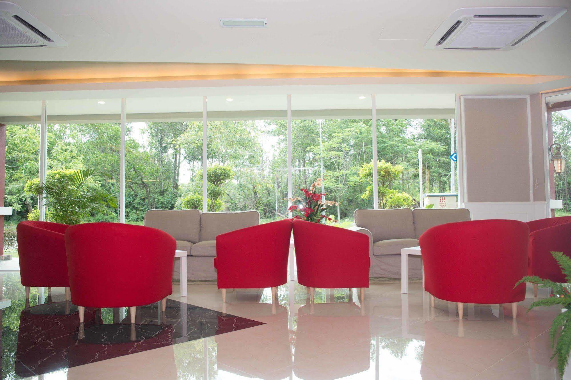 Qlassic Hotel Sepang Exterior photo
